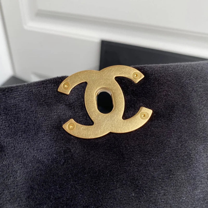 Small Velvet Flap Bag I8376
